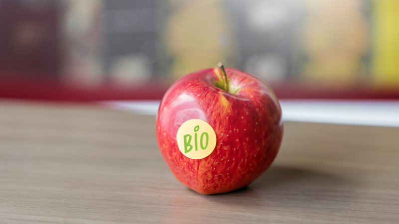 compostable fruit label on apple from UPM
